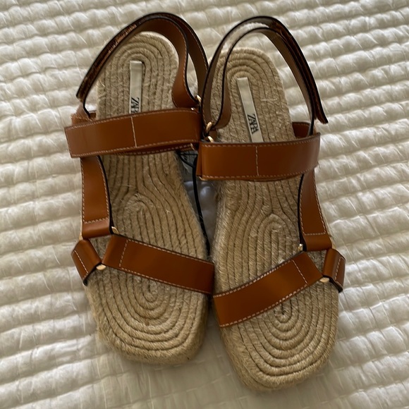 REDUCED!! FLASH QUICK SALE!! . ZARA TAN/CAMEL Leather and JUTE sandals. Size 39